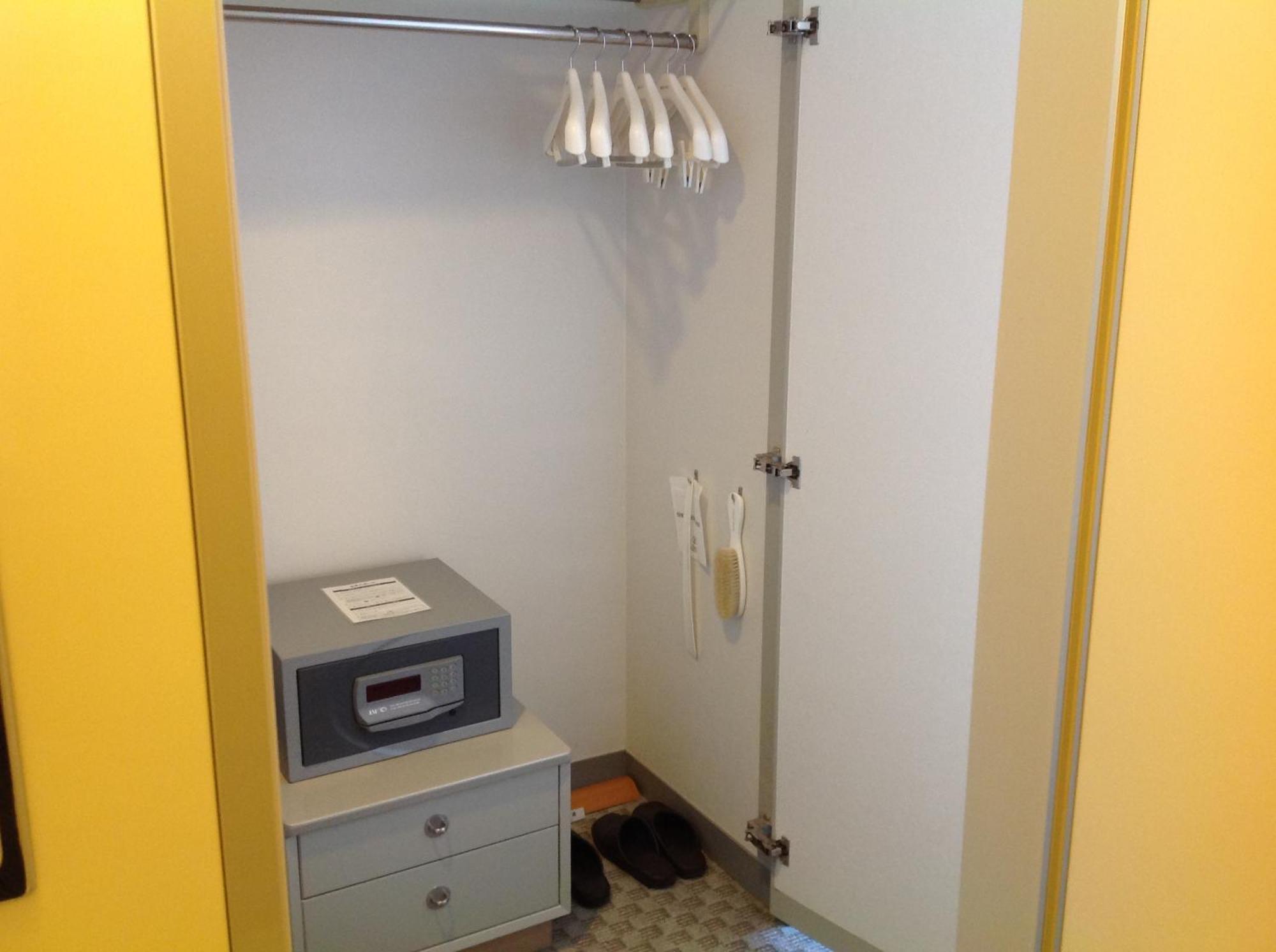 Shin Furano Prince Hotel Cameră foto A safe in a hotel room