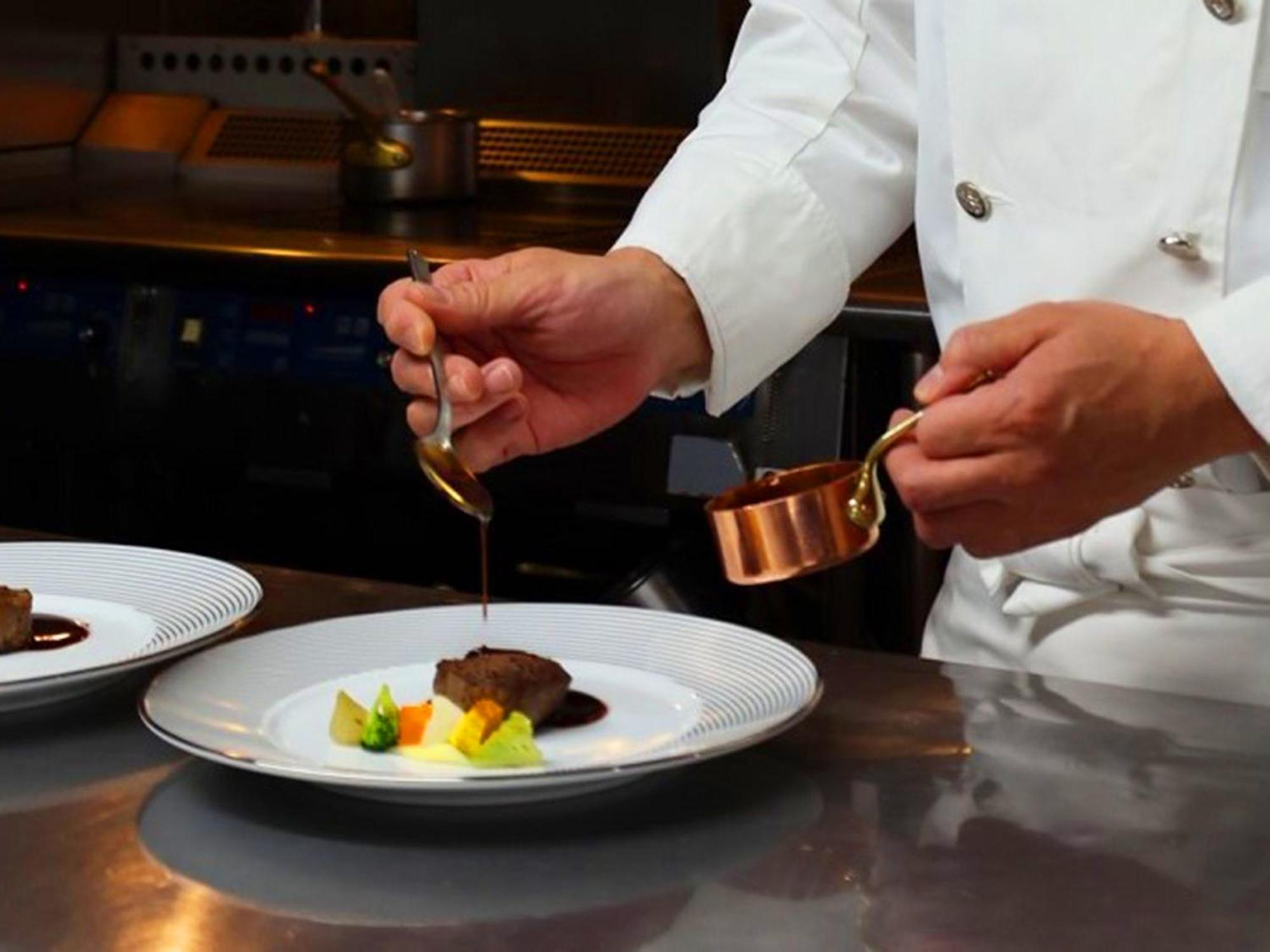 Shin Furano Prince Hotel Exterior foto A chef plating a dish