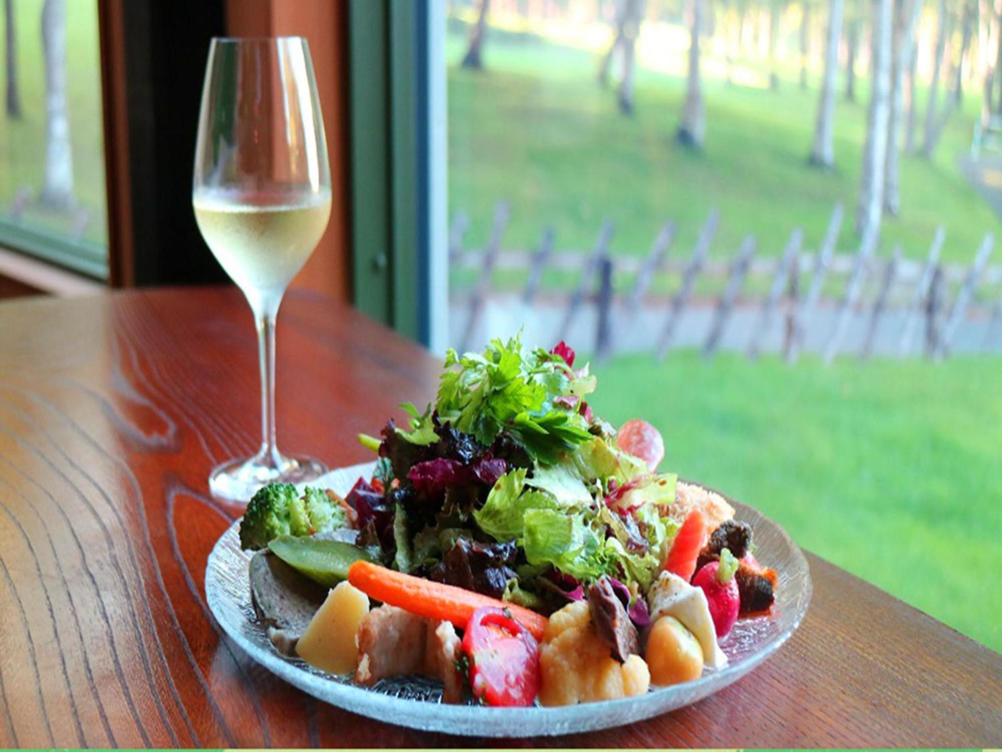 Shin Furano Prince Hotel Exterior foto A salad with a glass of wine